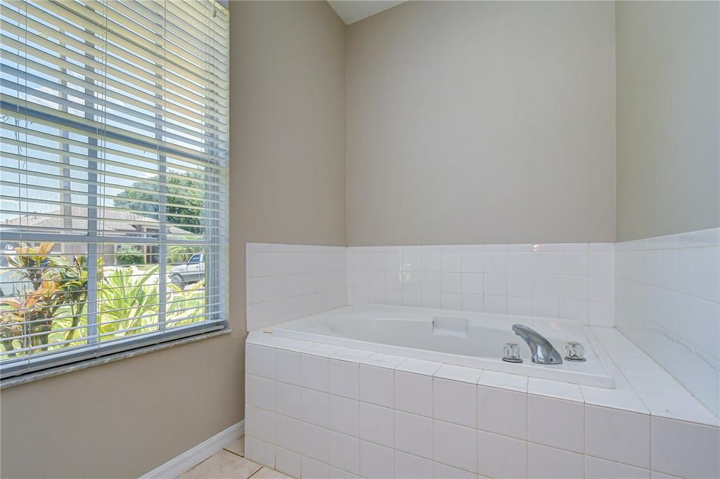 For Sale: $475,000 (3 beds, 2 baths, 1899 Square Feet)