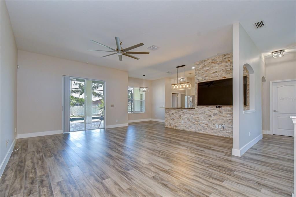 For Sale: $475,000 (3 beds, 2 baths, 1899 Square Feet)