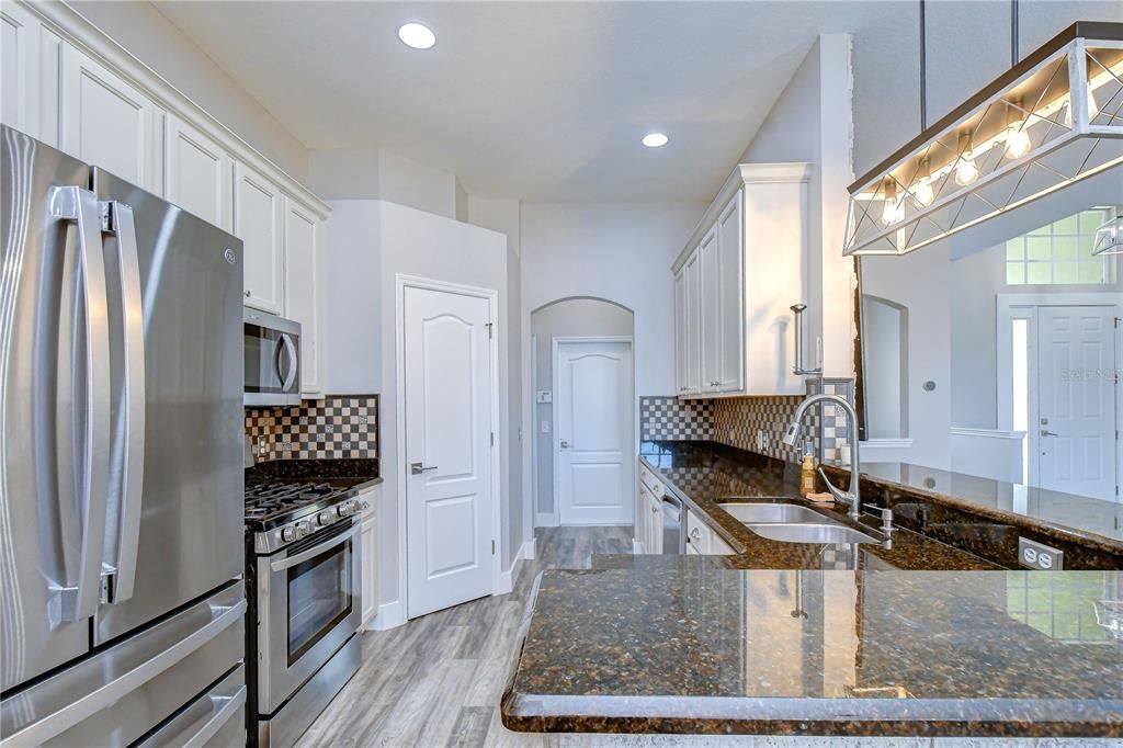 For Sale: $475,000 (3 beds, 2 baths, 1899 Square Feet)