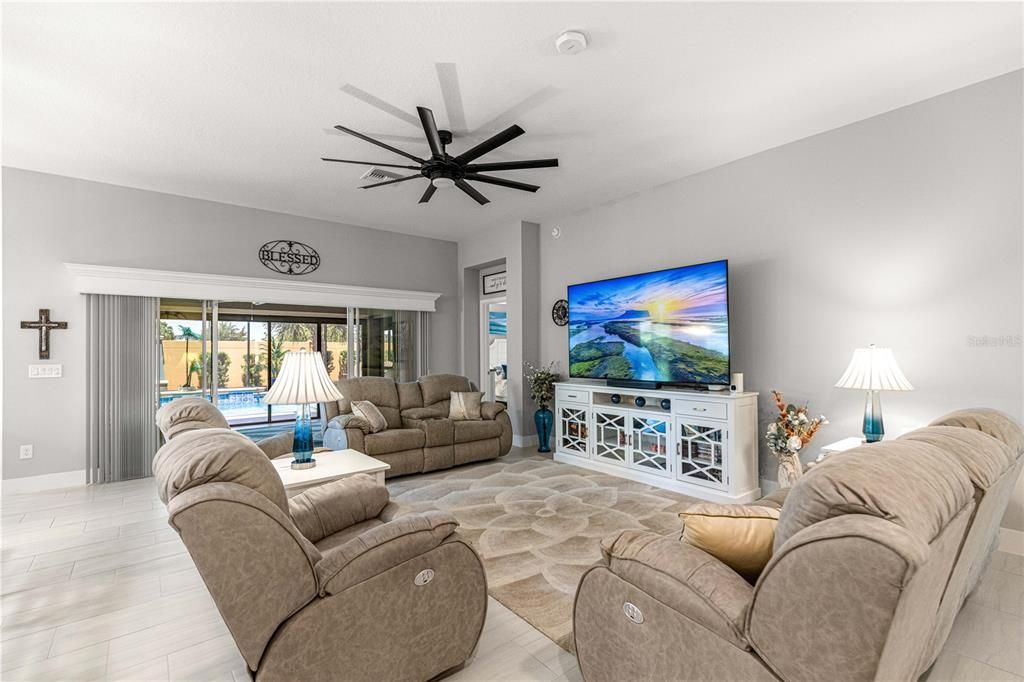 For Sale: $850,000 (3 beds, 2 baths, 1914 Square Feet)