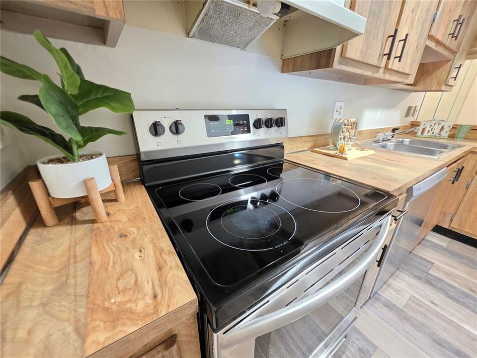 For Sale: $149,000 (2 beds, 1 baths, 853 Square Feet)