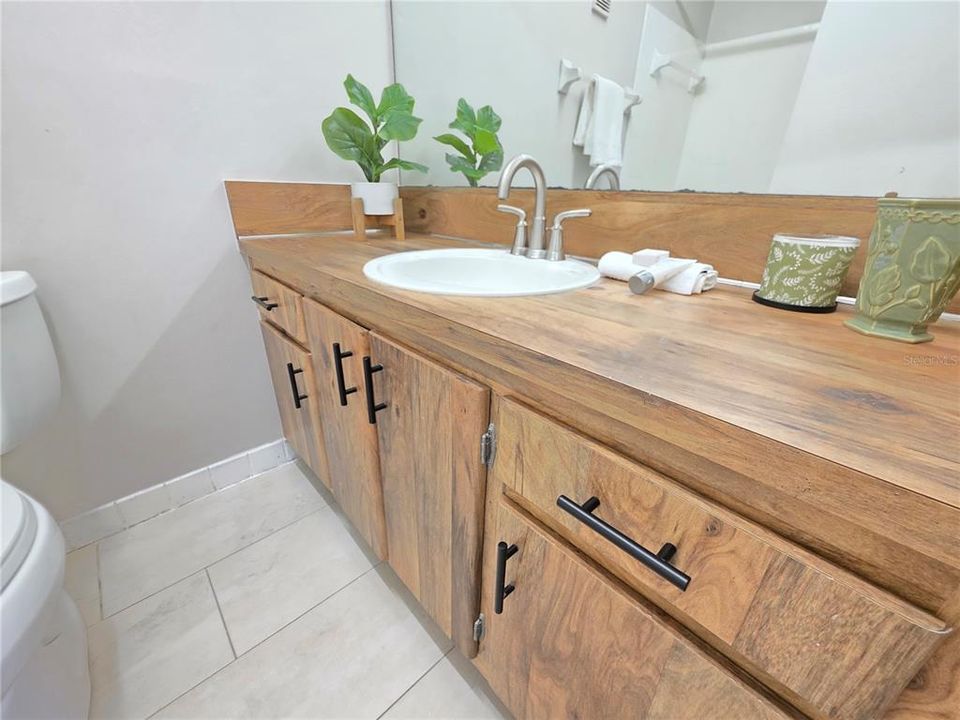 For Sale: $149,000 (2 beds, 1 baths, 853 Square Feet)