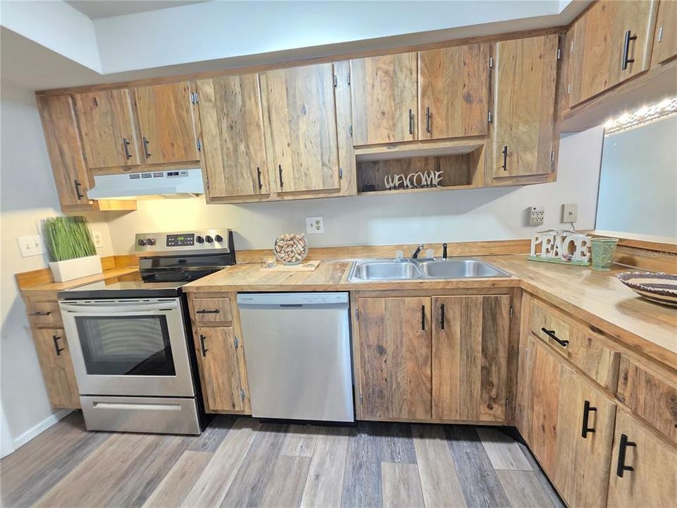 For Sale: $149,000 (2 beds, 1 baths, 853 Square Feet)