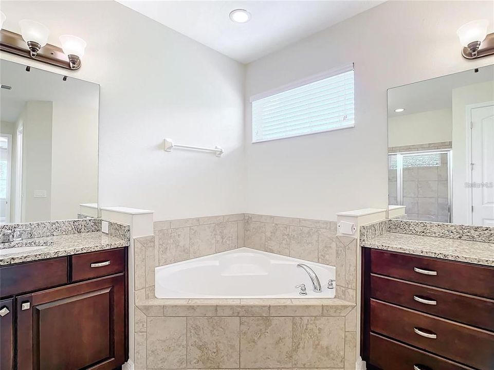 待售: $650,000 (4 贝兹, 2 浴室, 3048 平方英尺)