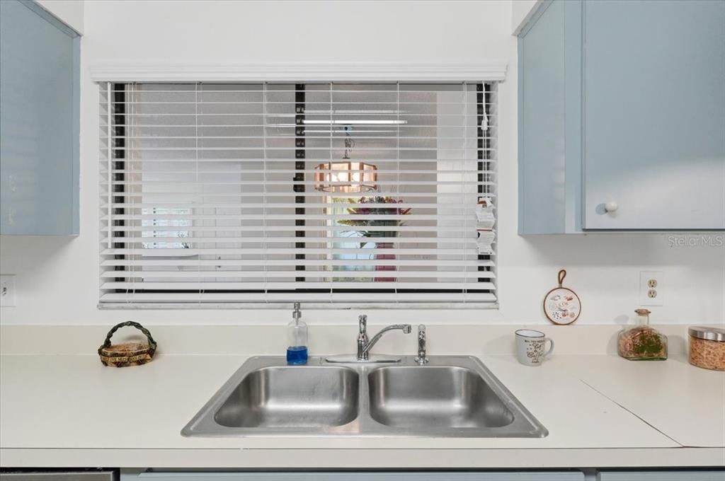 For Sale: $365,000 (3 beds, 3 baths, 2324 Square Feet)