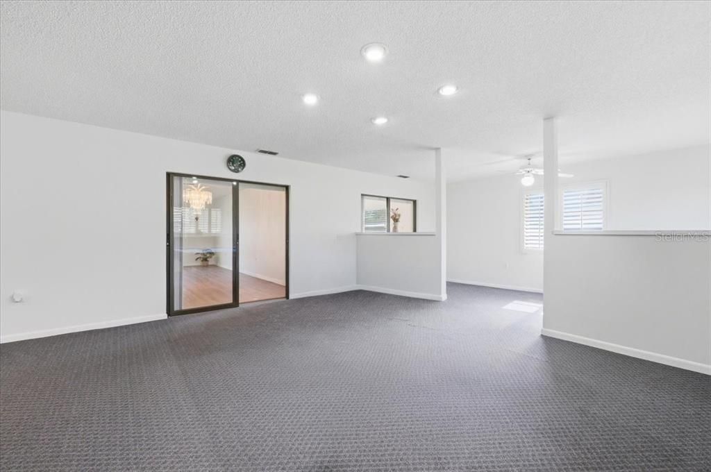 For Sale: $365,000 (3 beds, 3 baths, 2324 Square Feet)