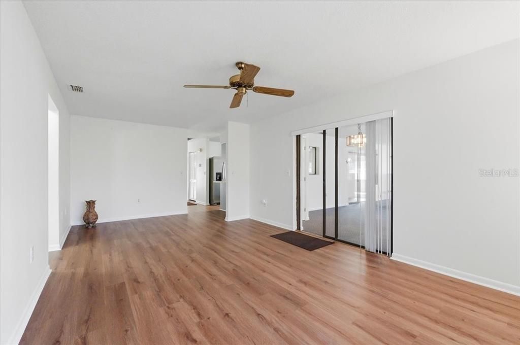 For Sale: $365,000 (3 beds, 3 baths, 2324 Square Feet)