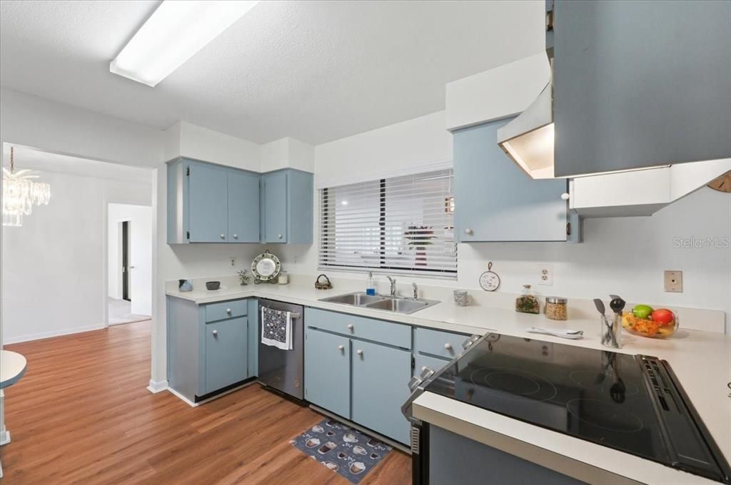For Sale: $365,000 (3 beds, 3 baths, 2324 Square Feet)