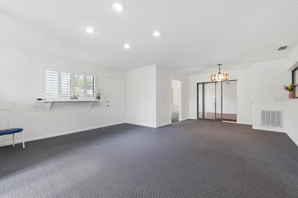 For Sale: $365,000 (3 beds, 3 baths, 2324 Square Feet)