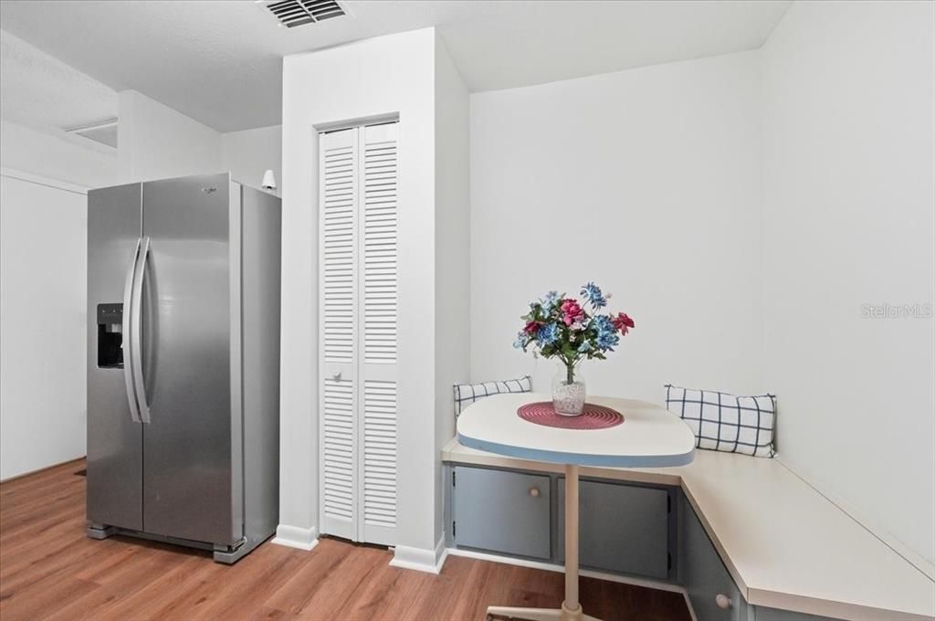 For Sale: $365,000 (3 beds, 3 baths, 2324 Square Feet)