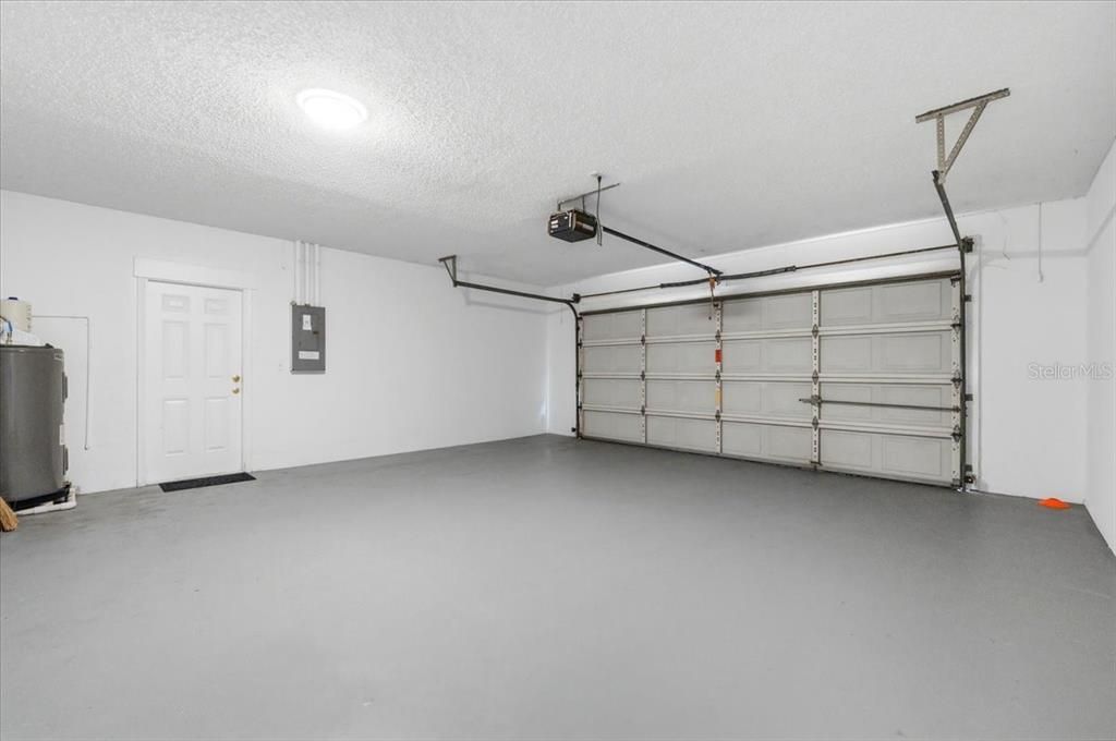 For Sale: $365,000 (3 beds, 3 baths, 2324 Square Feet)