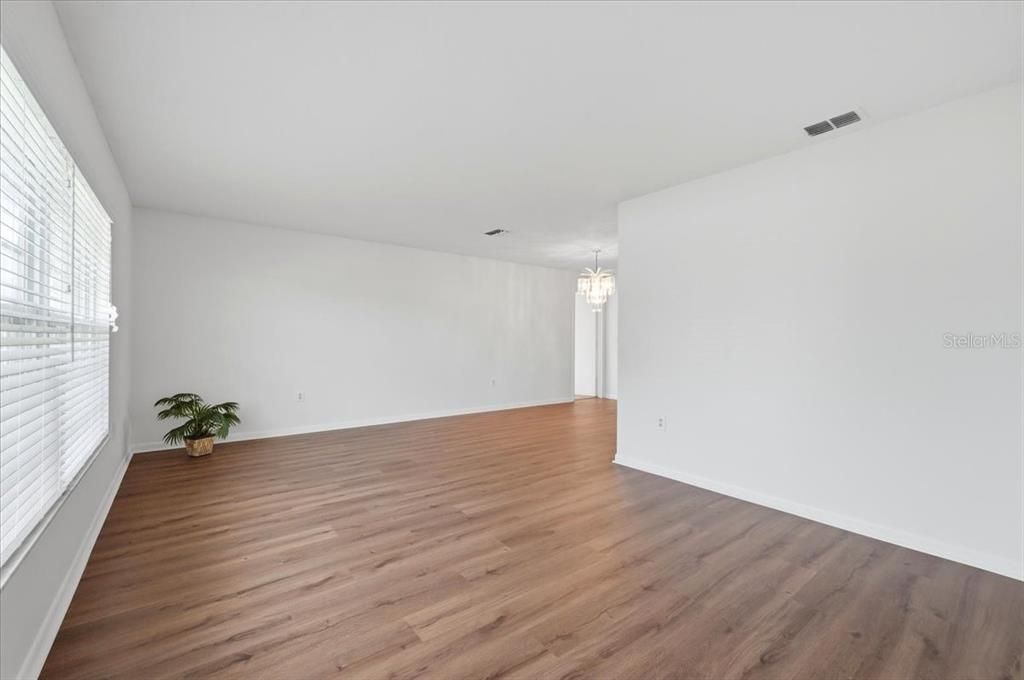 For Sale: $365,000 (3 beds, 3 baths, 2324 Square Feet)