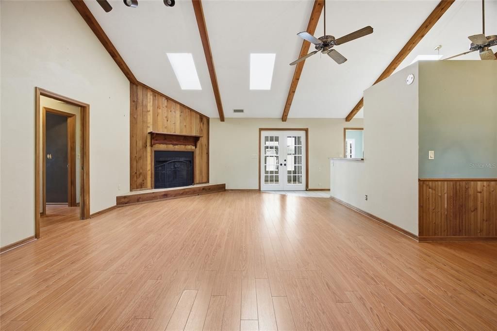 For Sale: $349,000 (3 beds, 2 baths, 1728 Square Feet)
