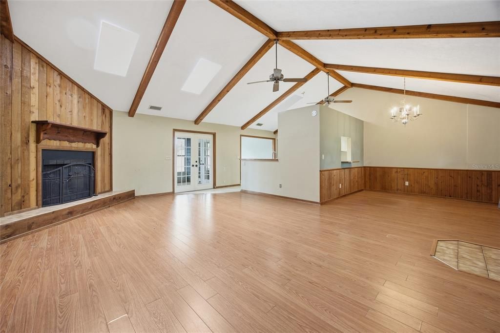 For Sale: $349,000 (3 beds, 2 baths, 1728 Square Feet)