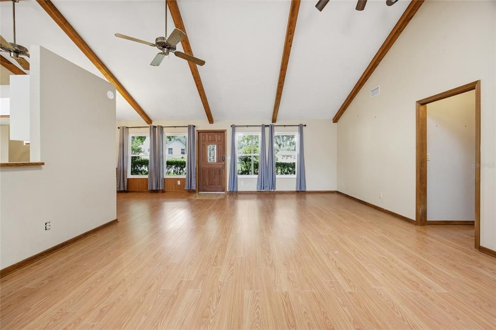 For Sale: $349,000 (3 beds, 2 baths, 1728 Square Feet)