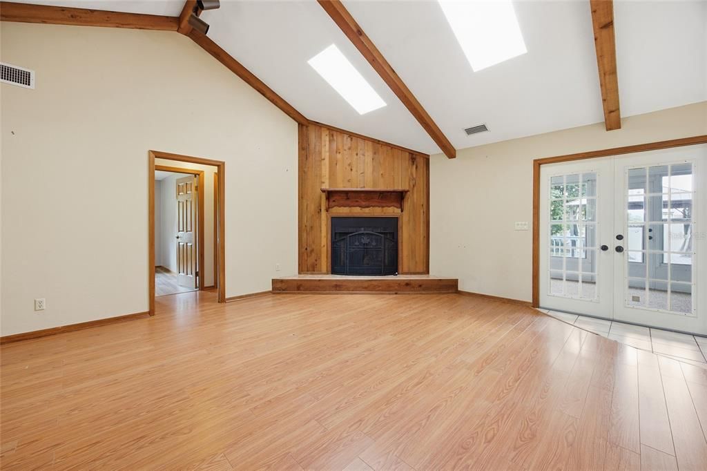 For Sale: $349,000 (3 beds, 2 baths, 1728 Square Feet)