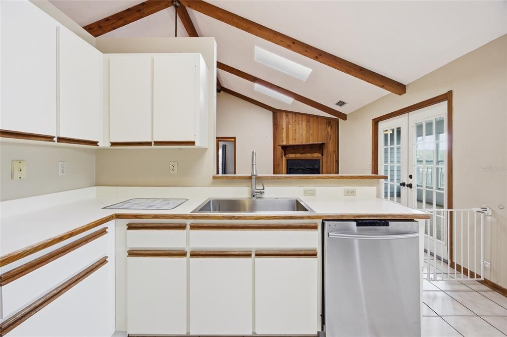 For Sale: $349,000 (3 beds, 2 baths, 1728 Square Feet)
