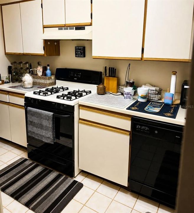 For Sale: $210,000 (2 beds, 2 baths, 1100 Square Feet)