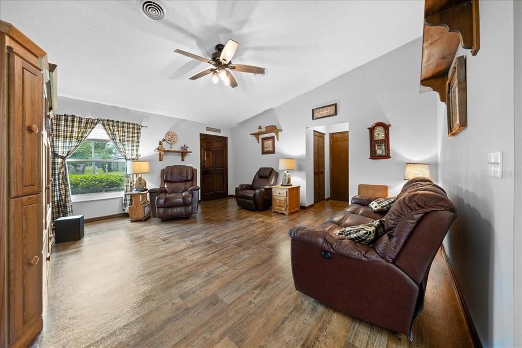 En Venta: $269,900 (3 camas, 2 baños, 1221 Pies cuadrados)