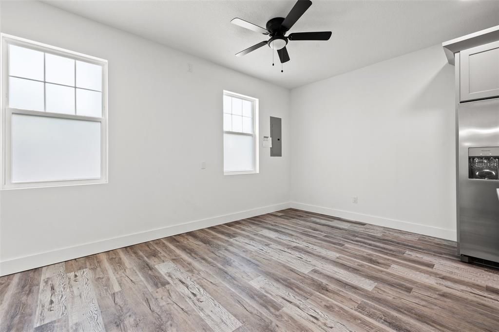 For Rent: $2,300 (2 beds, 1 baths, 800 Square Feet)