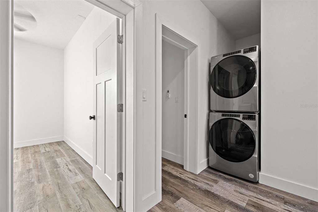 For Rent: $2,300 (2 beds, 1 baths, 800 Square Feet)