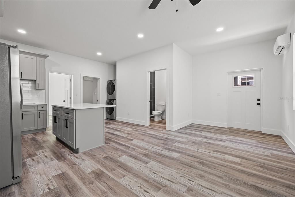 For Rent: $2,300 (2 beds, 1 baths, 800 Square Feet)