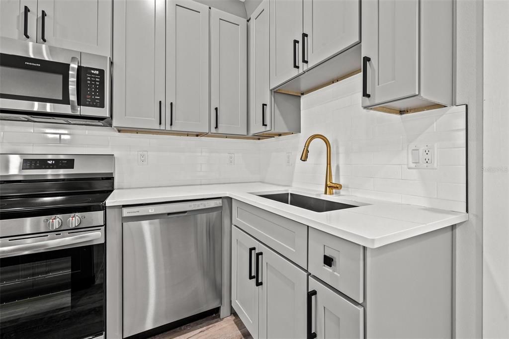 For Rent: $2,300 (2 beds, 1 baths, 800 Square Feet)