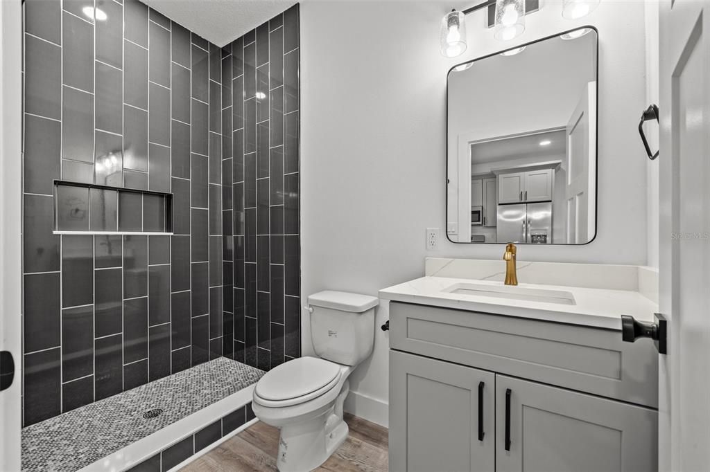 For Rent: $2,300 (2 beds, 1 baths, 800 Square Feet)
