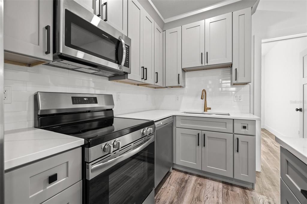 For Rent: $2,300 (2 beds, 1 baths, 800 Square Feet)
