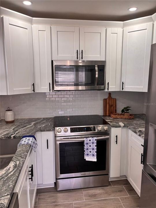 For Sale: $289,900 (2 beds, 2 baths, 985 Square Feet)