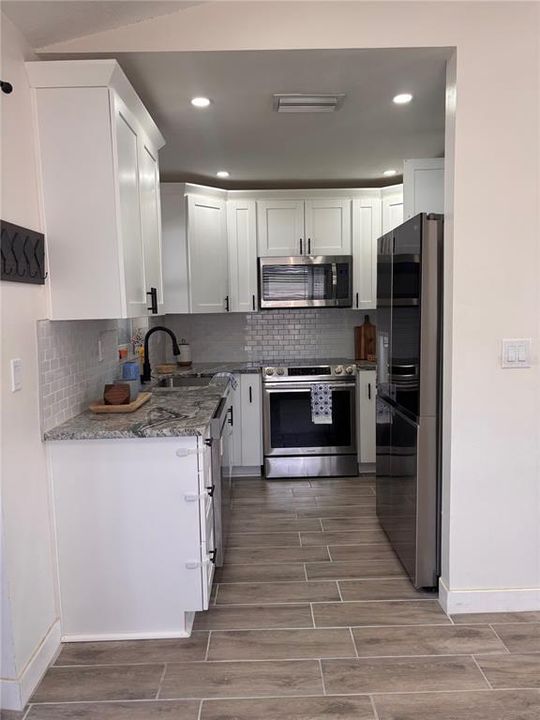For Sale: $289,900 (2 beds, 2 baths, 985 Square Feet)