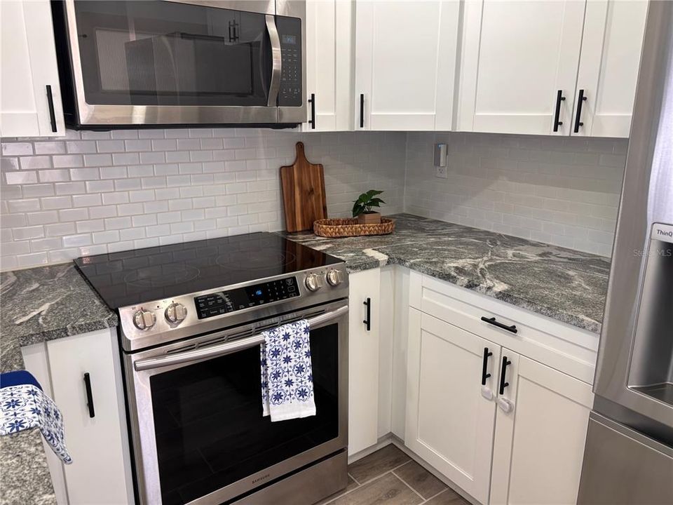 For Sale: $289,900 (2 beds, 2 baths, 985 Square Feet)