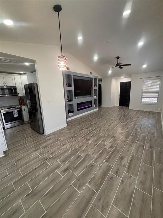 For Sale: $289,900 (2 beds, 2 baths, 985 Square Feet)
