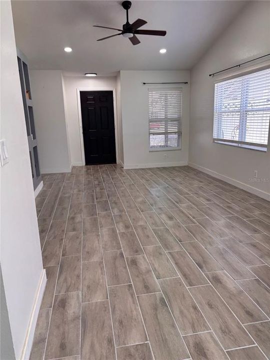For Sale: $289,900 (2 beds, 2 baths, 985 Square Feet)