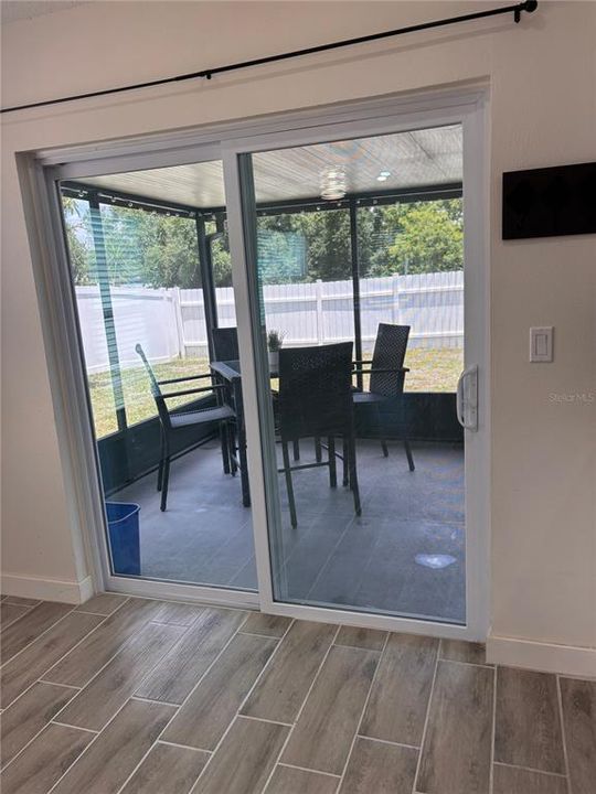 For Sale: $289,900 (2 beds, 2 baths, 985 Square Feet)