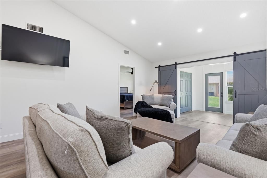 For Sale: $195,500 (2 beds, 2 baths, 1094 Square Feet)