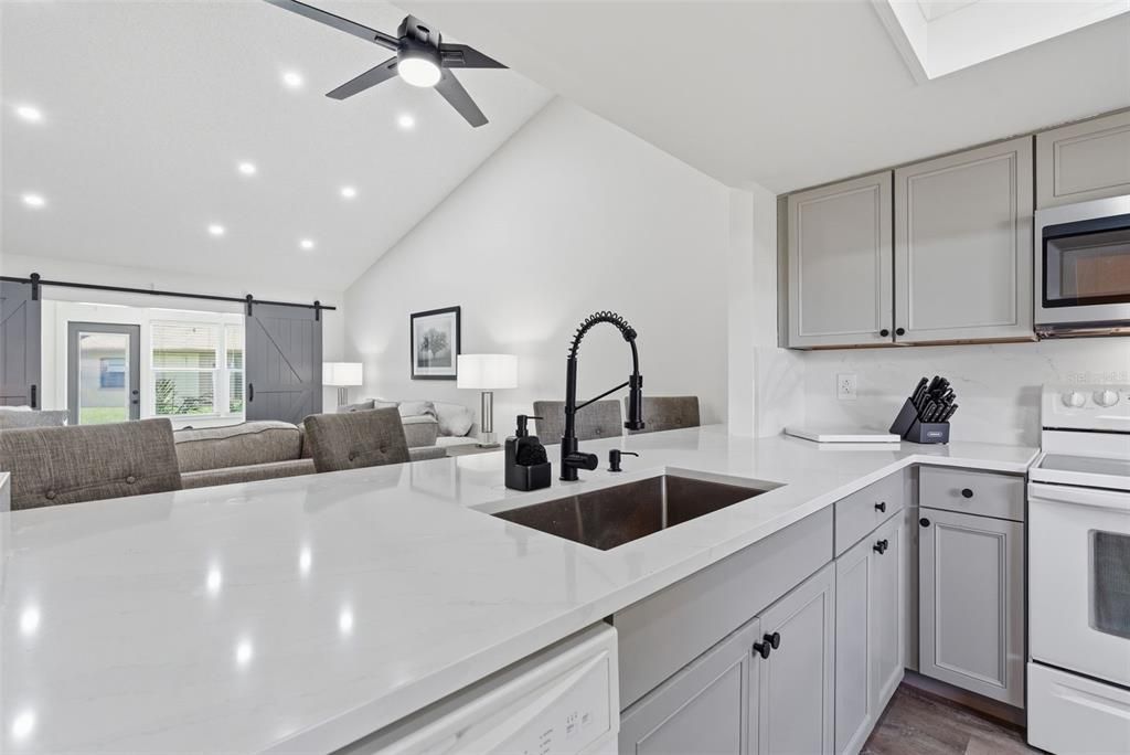 For Sale: $195,500 (2 beds, 2 baths, 1094 Square Feet)