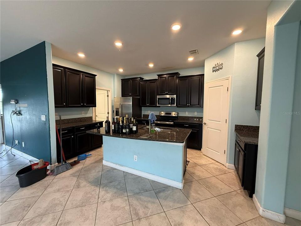 En Venta: $399,000 (4 camas, 3 baños, 2061 Pies cuadrados)