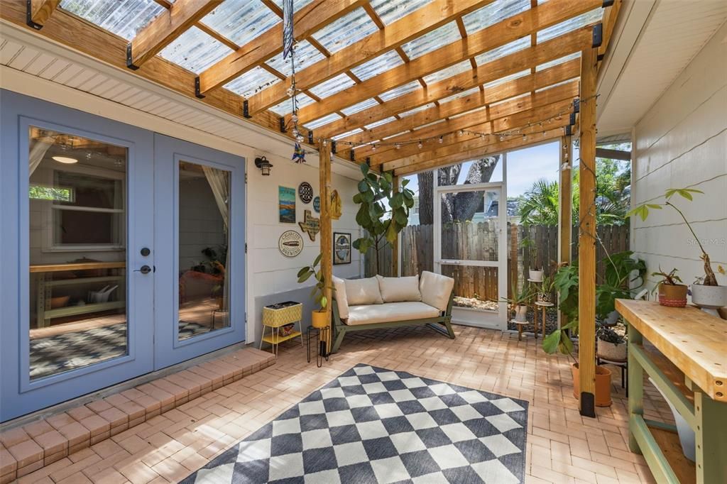 For Sale: $500,000 (3 beds, 2 baths, 1372 Square Feet)
