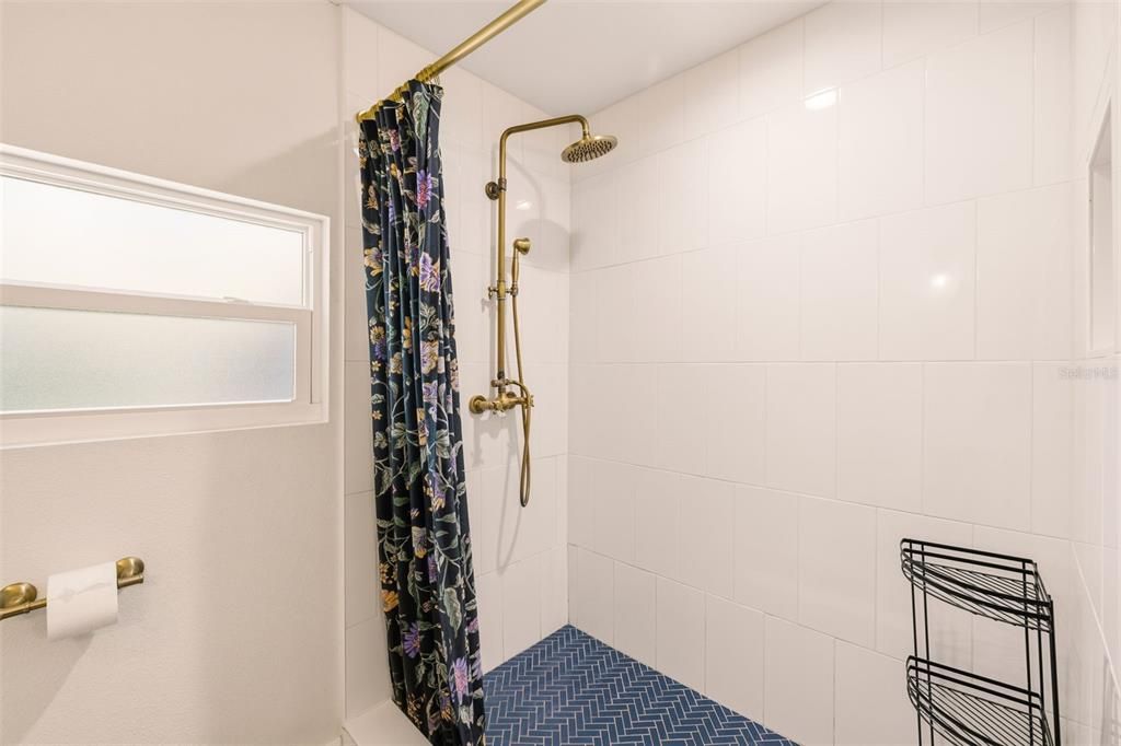 For Sale: $500,000 (3 beds, 2 baths, 1372 Square Feet)