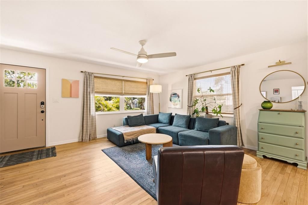 For Sale: $500,000 (3 beds, 2 baths, 1372 Square Feet)