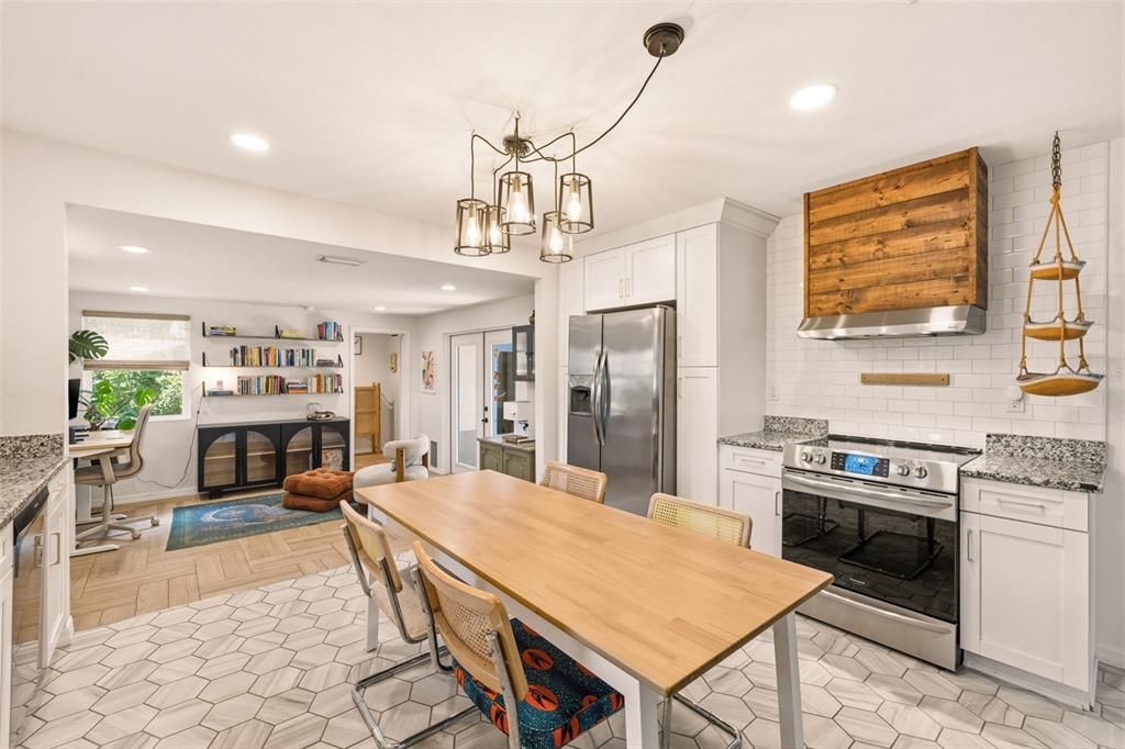 For Sale: $500,000 (3 beds, 2 baths, 1372 Square Feet)