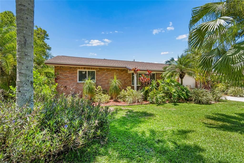 Active With Contract: $479,900 (3 beds, 2 baths, 1392 Square Feet)