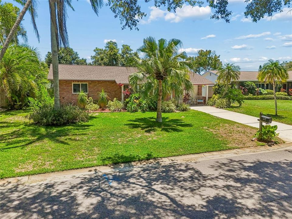 Active With Contract: $479,900 (3 beds, 2 baths, 1392 Square Feet)