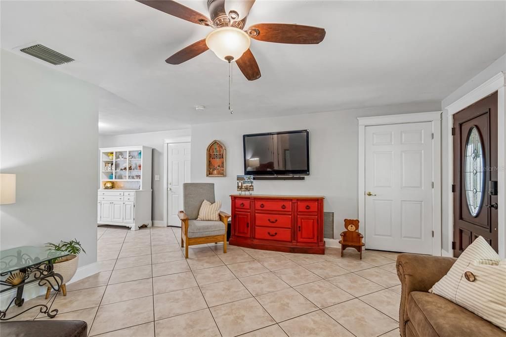 Active With Contract: $479,900 (3 beds, 2 baths, 1392 Square Feet)