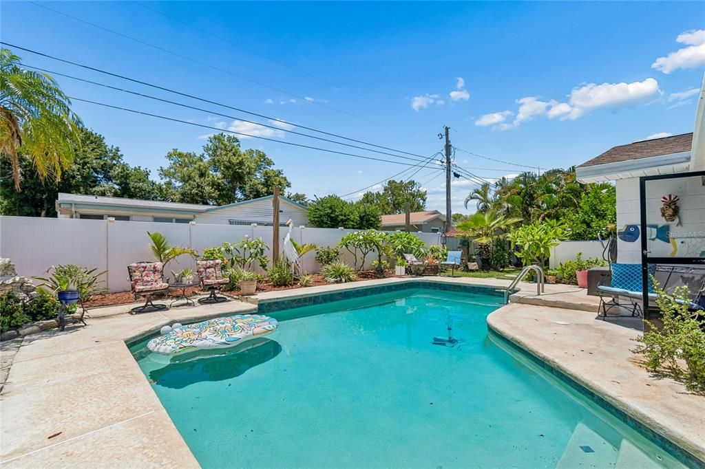 Active With Contract: $479,900 (3 beds, 2 baths, 1392 Square Feet)