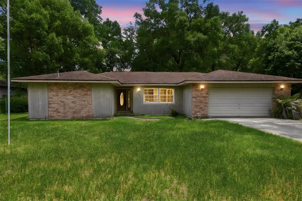 For Sale: $310,000 (4 beds, 2 baths, 1960 Square Feet)