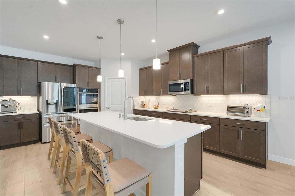 En Venta: $675,000 (4 camas, 3 baños, 2550 Pies cuadrados)