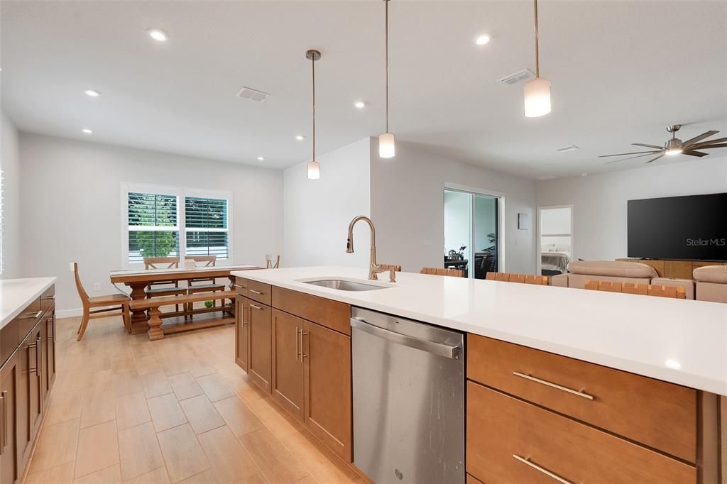 En Venta: $675,000 (4 camas, 3 baños, 2550 Pies cuadrados)