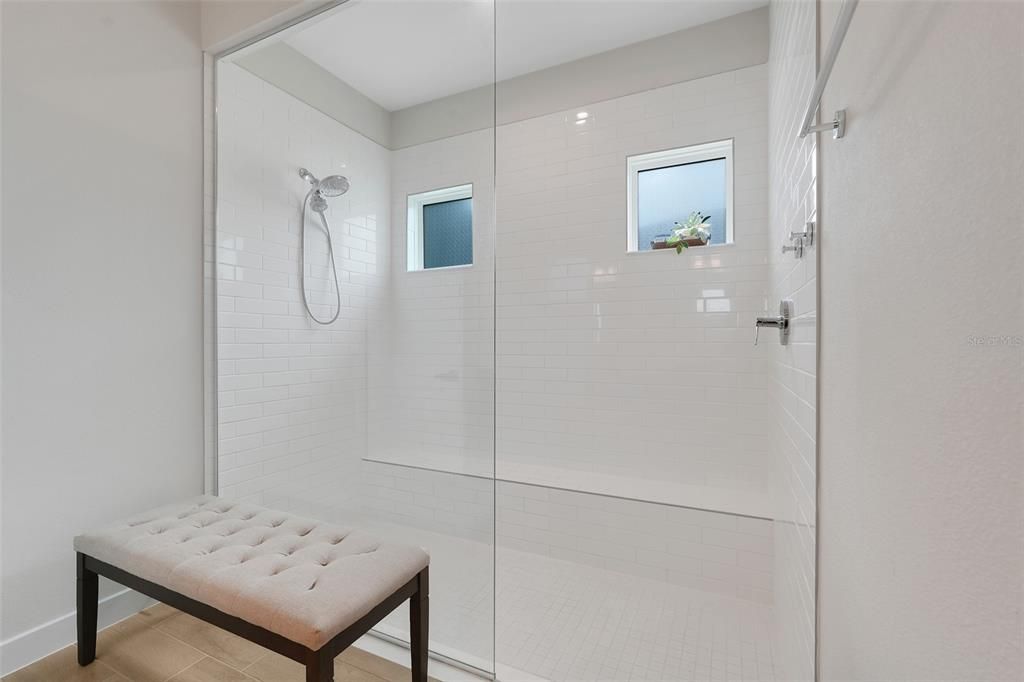 En Venta: $675,000 (4 camas, 3 baños, 2550 Pies cuadrados)